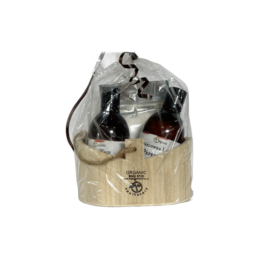 Cadeau rose. Coffret 3 pièces pour le bain et le corps dans un coffret en bois